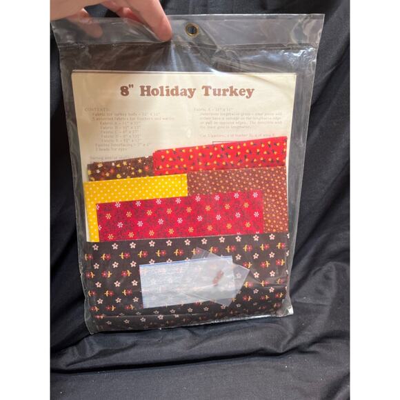 8" Holiday Turkey 1978 Patchwork SewingKit Made by Yours Truly. Kit No. 395-0678 - Picture 2 of 2